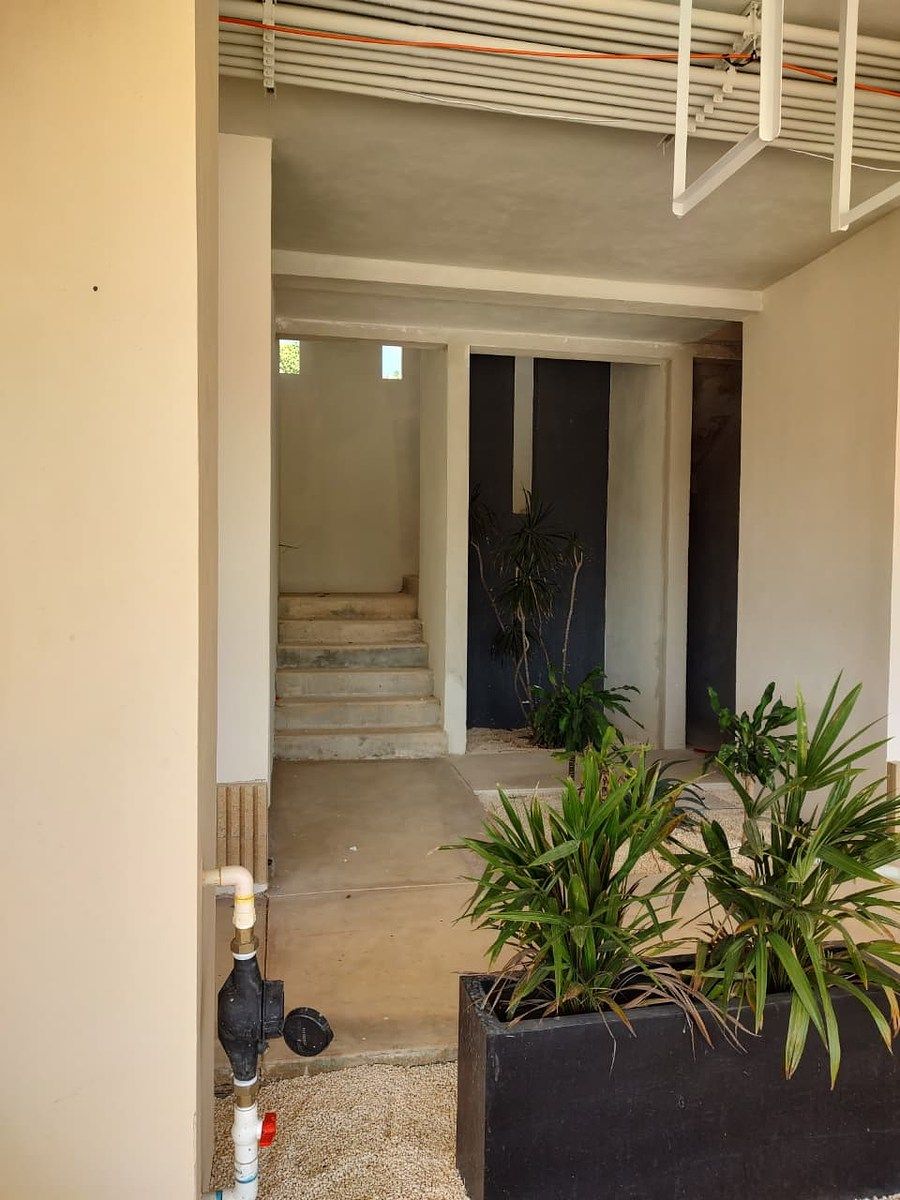 5 of 23: Escaleras de acceso