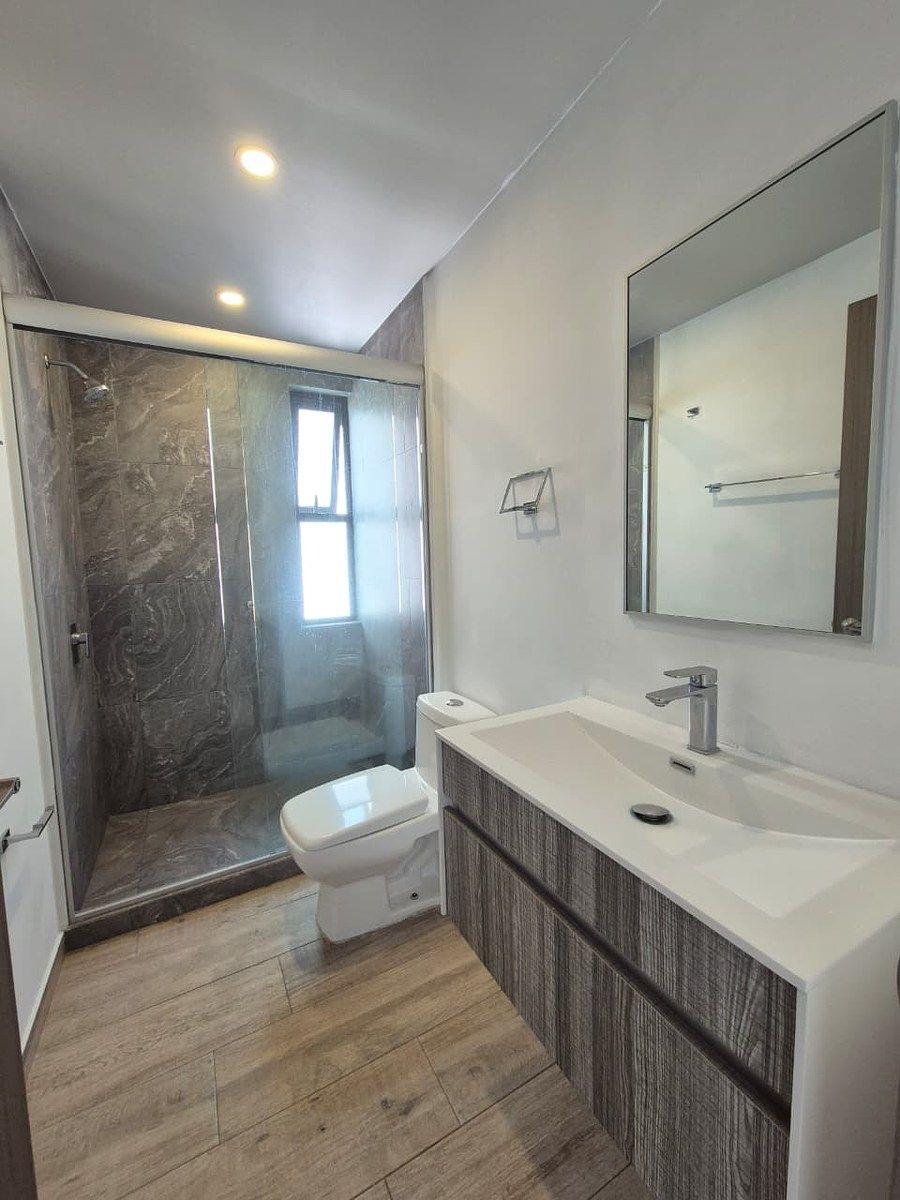 6 of 18: Baño principal