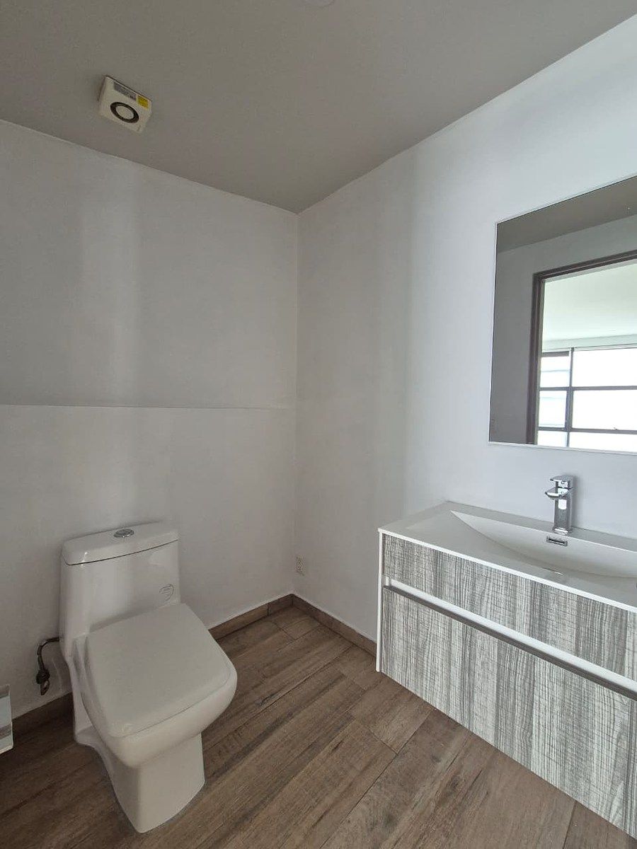 7 of 18: Medio baño visitas