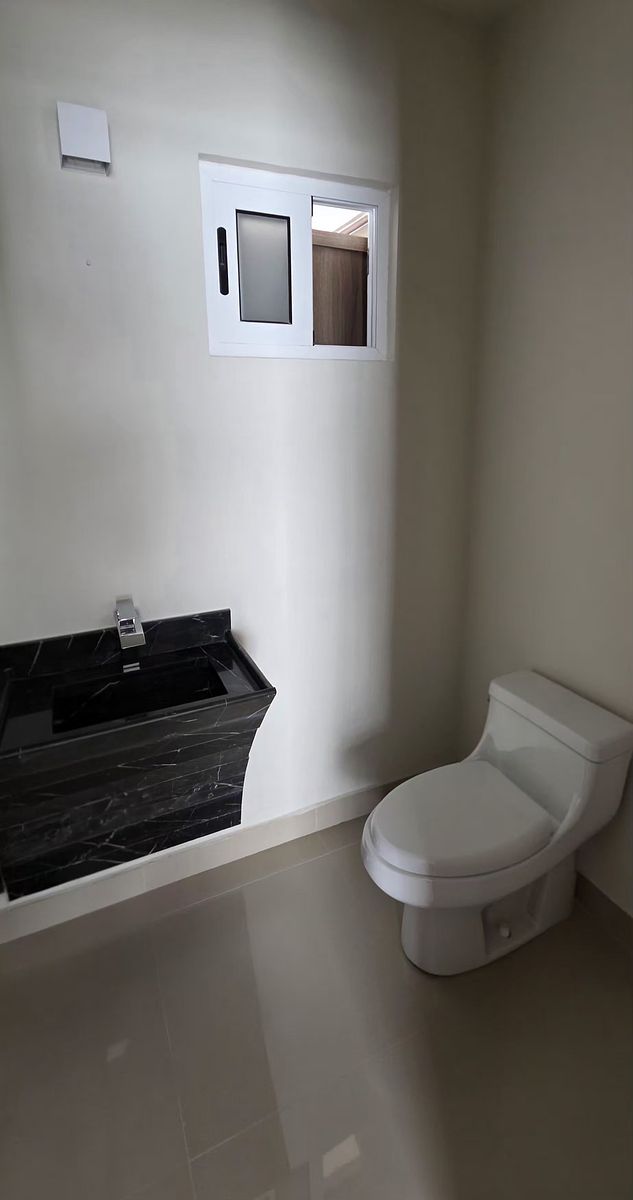 7 of 27: 172 Baño Visitas