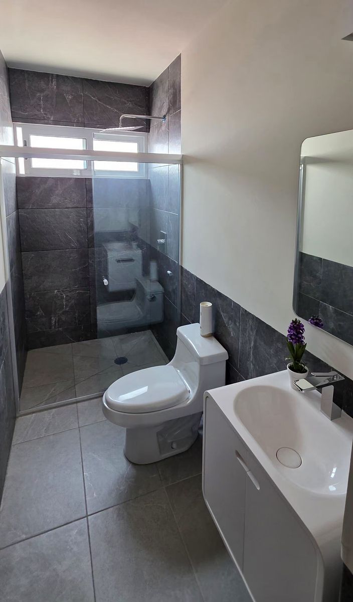 10 of 27: Baño Completo Adicional