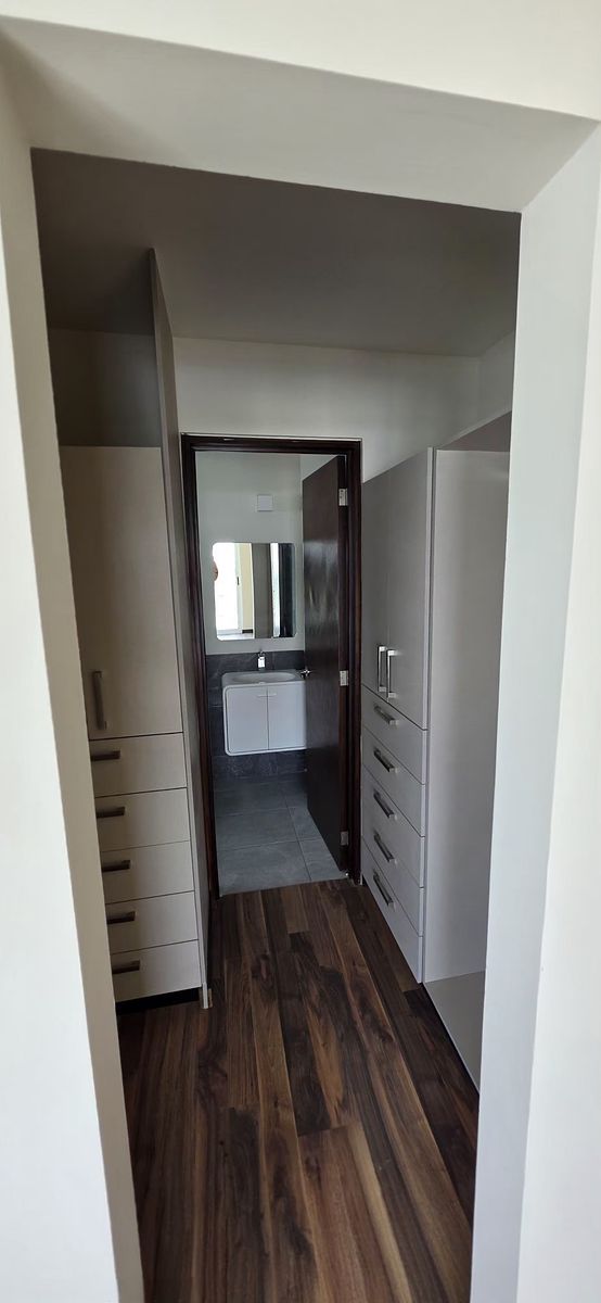 21 de 24: Rec Principal Vestidor y acceso a Baño