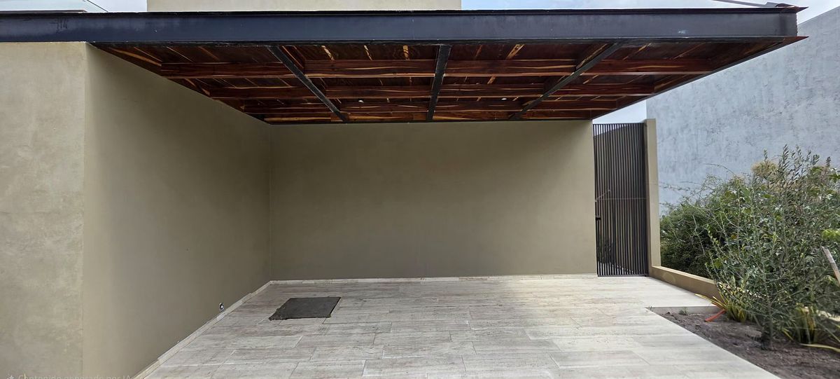 3 de 42: Estacionamiento y Acceso a casa