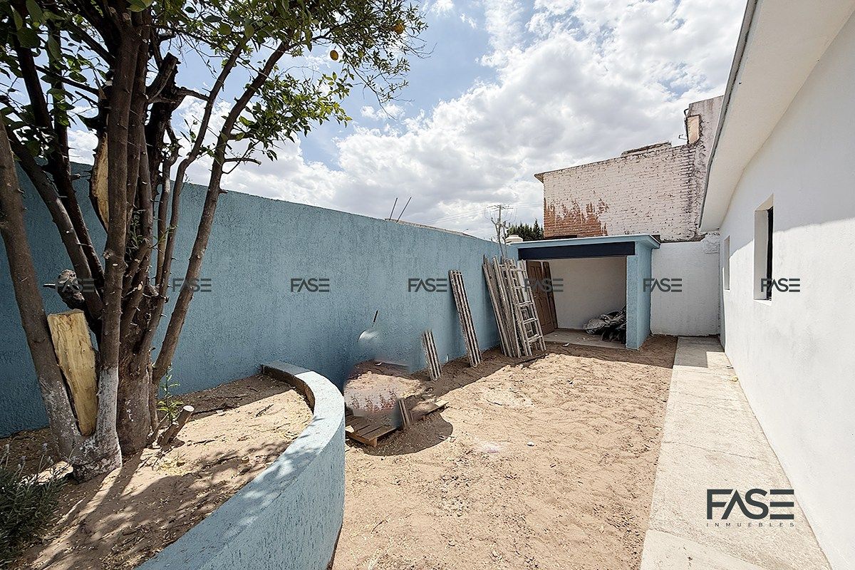 13 de 15: Patio con bodega