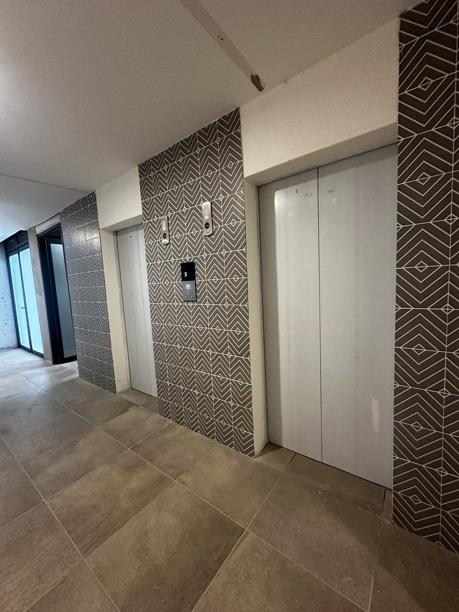 6 of 25: Elevadores y escalera de emergencia