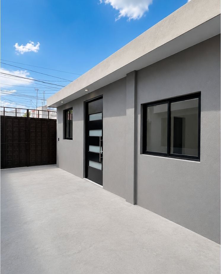 HOUSE IN SATELLITE RISK, photo 1 of 16