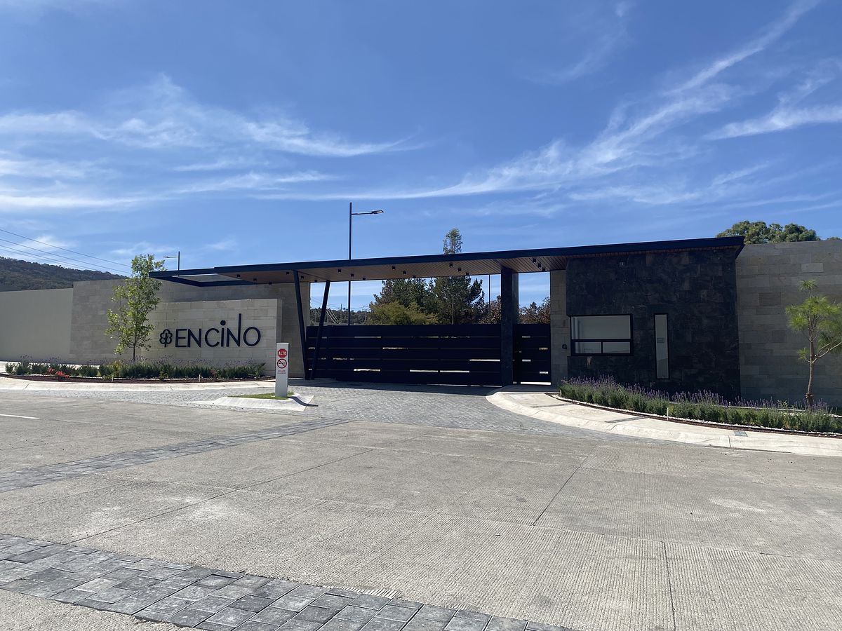 2 of 14: FACHADA CON CASETA SEGURIDAD