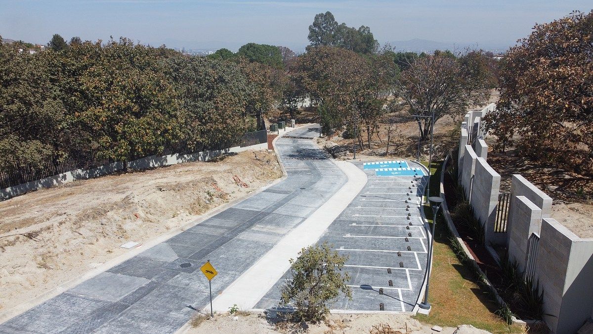 11 of 14: CAJONES ESTACIONAMIENTO VISITAS