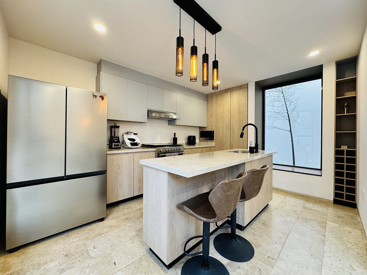 7 de 18: Cocina con vista a jardín interior