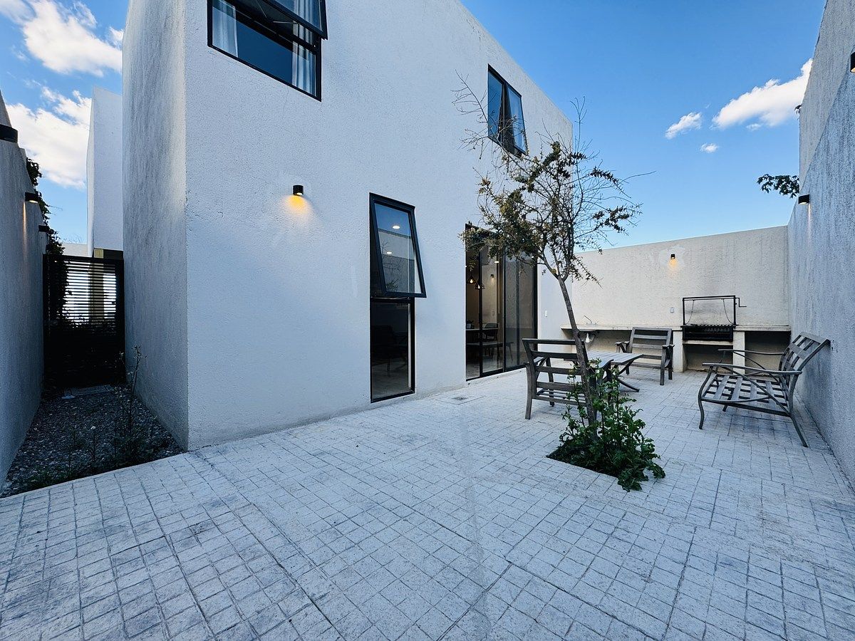 8 de 18: Patio con pasillo lateral y barra con asador