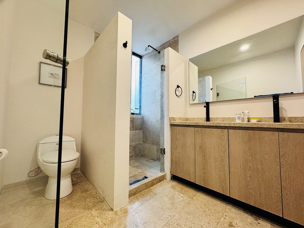 13 de 18: Baño privado de recámara principal