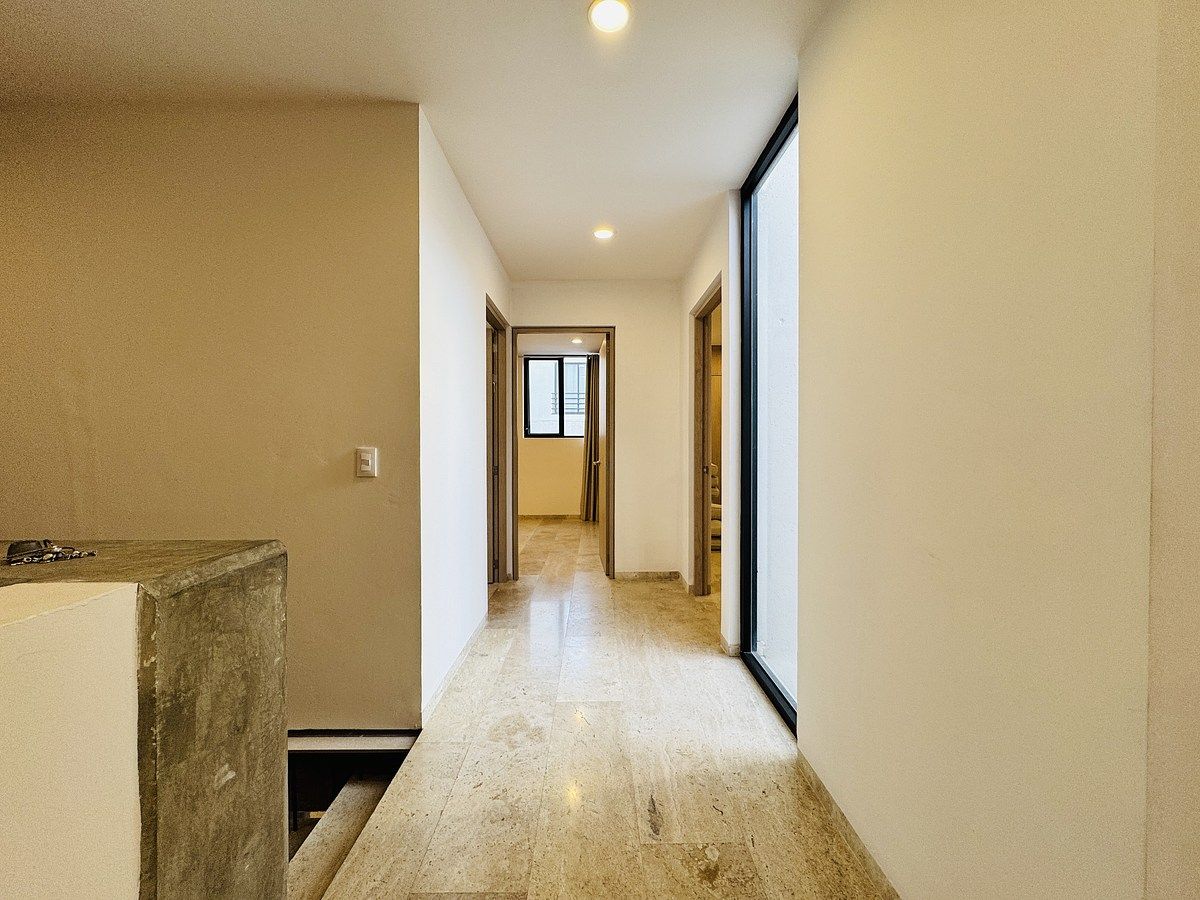 14 de 18: Pasillo que distribuye a recámaras secundarias