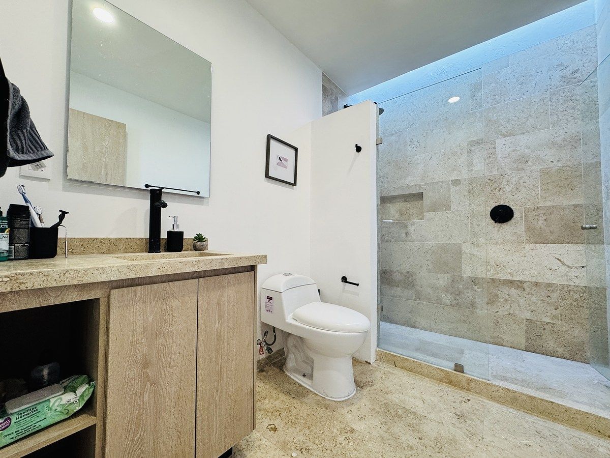 16 de 18: Baño completo para servicio de recámaras secundarias