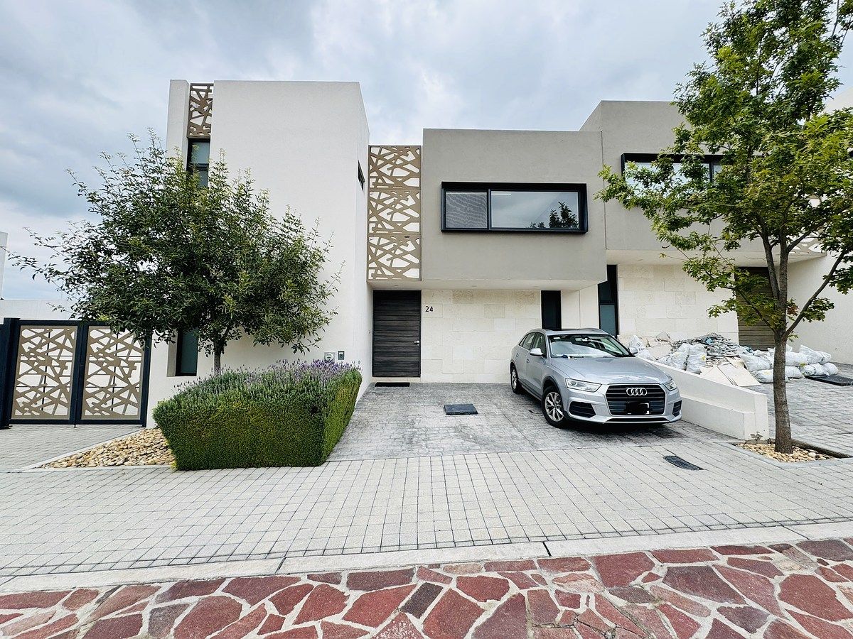 1 de 21: Fachada, y patio lateral en escuadra