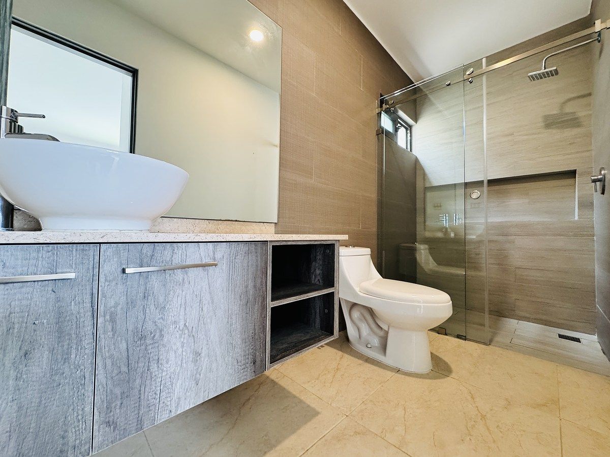 21 de 21: Baño privado recamara secundaria B