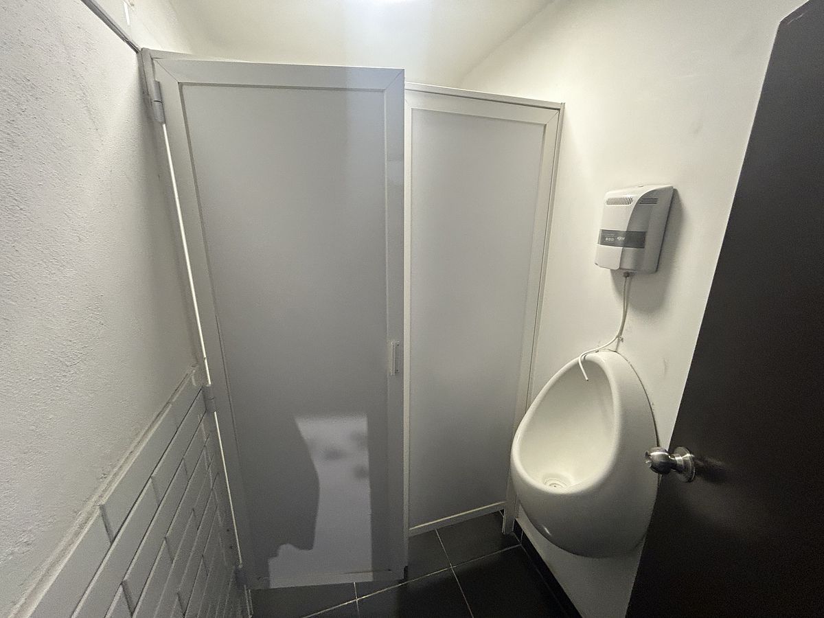 12 of 15: baño hombres