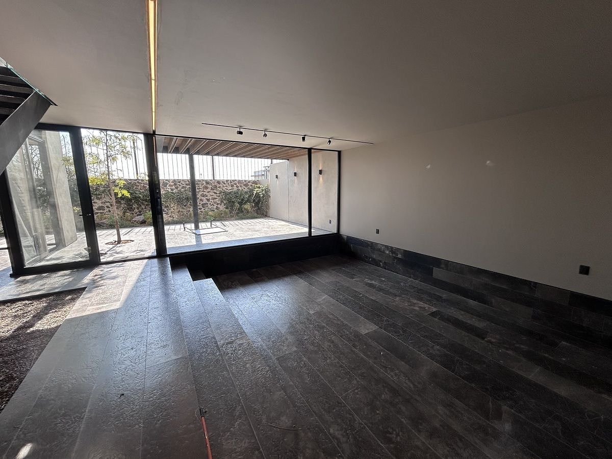 3 de 34: Amplia sala en desnivel  c/ ventanales y vista hacia Terraza