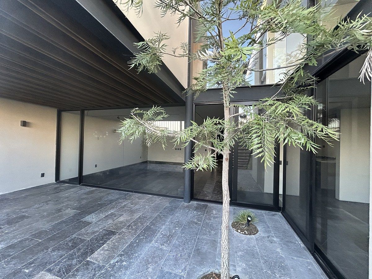 9 de 37: Terraza techada trasera