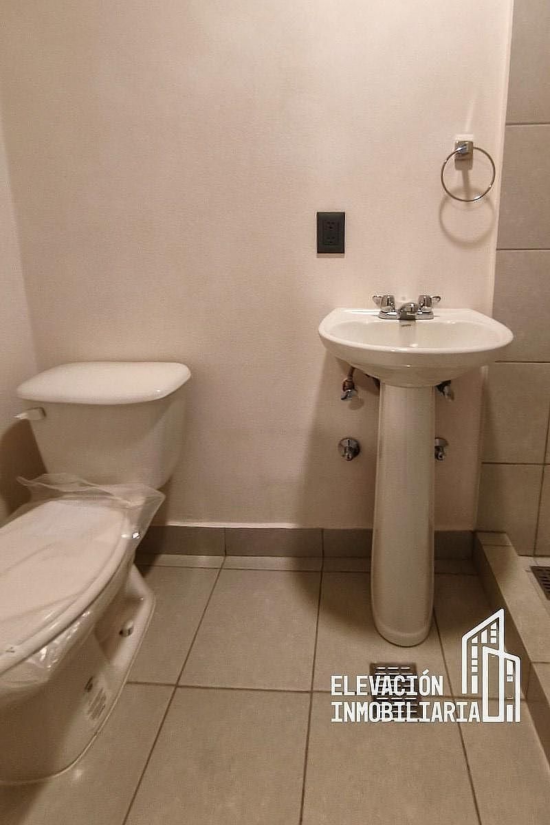 29 de 30: baño de servicio completo