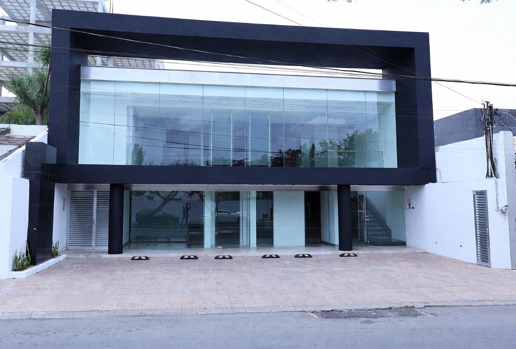 36 de 37: Fachada principal