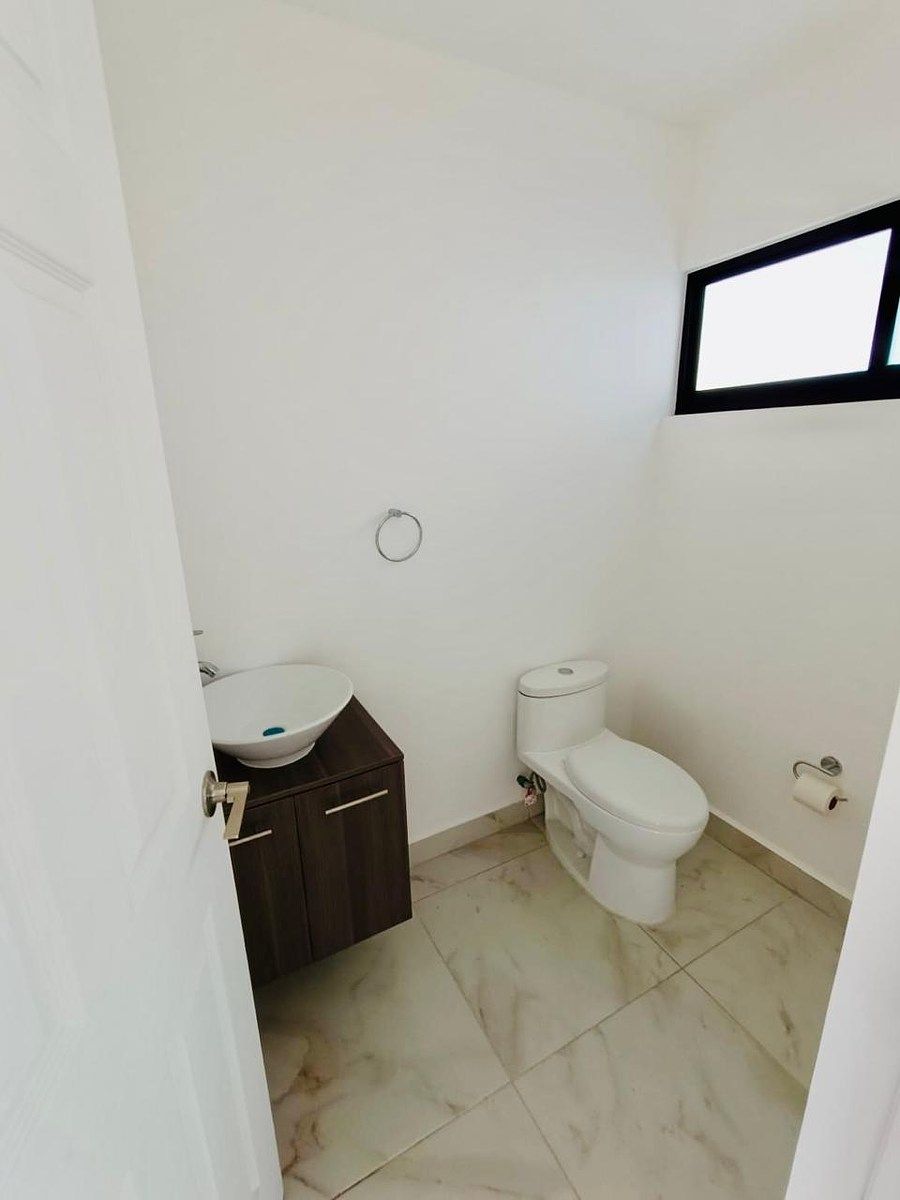 2 de 17: Medio baño