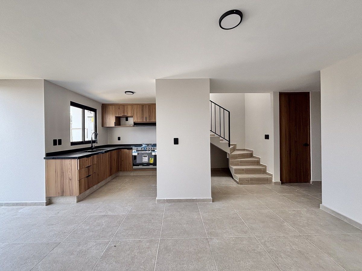 2 de 39: Sala y comedor en concepto abierto .