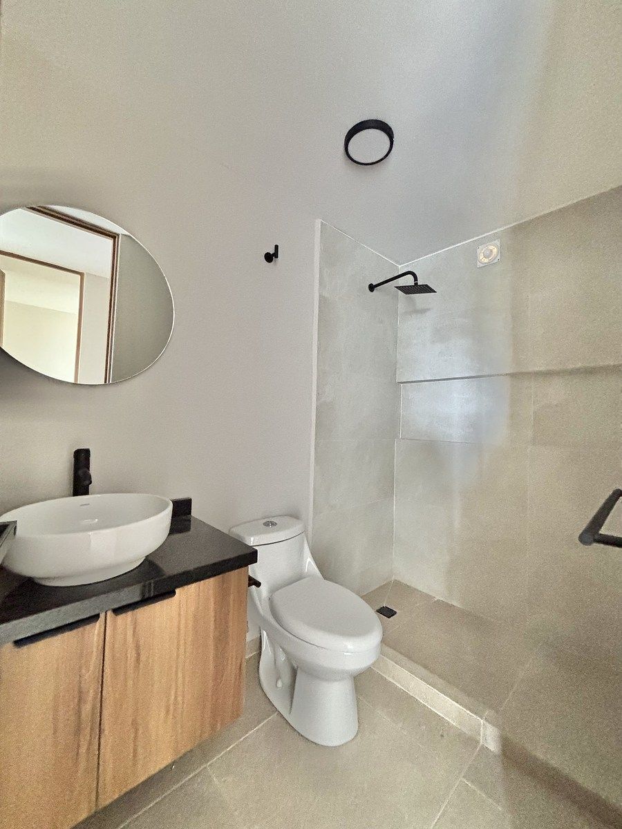 34 de 39: Baño completo al exterior en PA