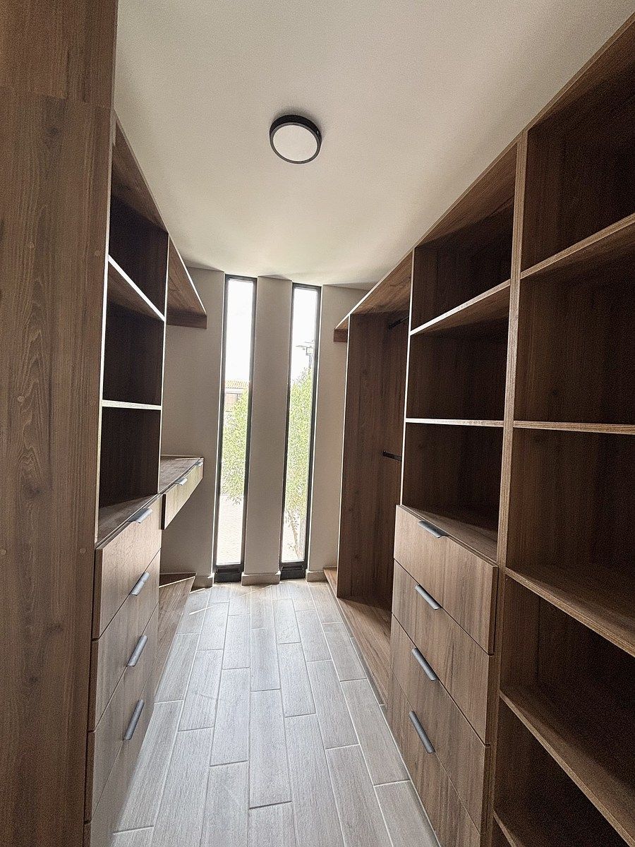 21 de 39: Vestidor .