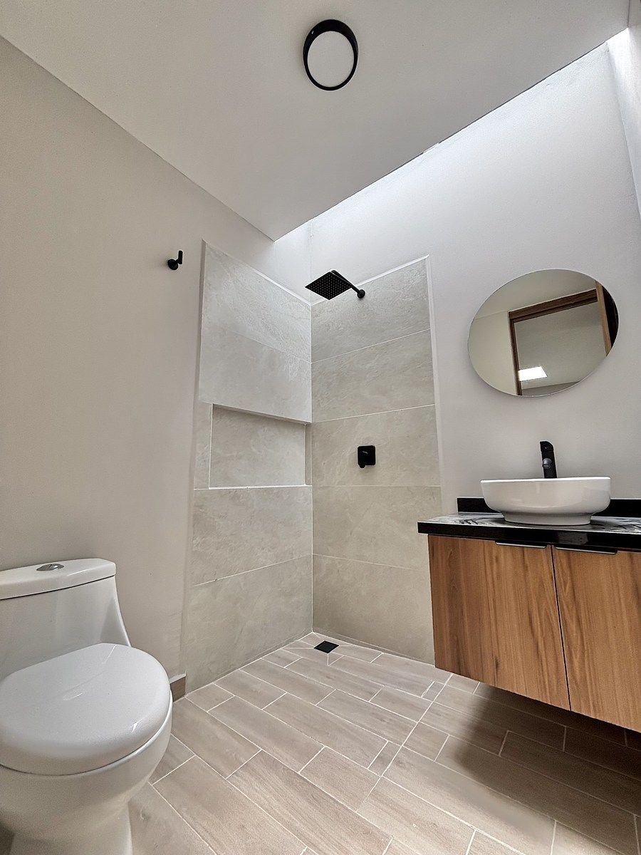 23 de 39: Baño completo en Recámara Ppal.