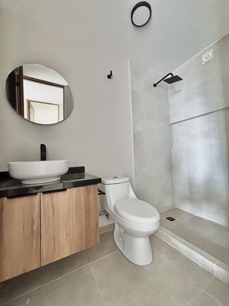 12 de 39: Baño completo al exterior.