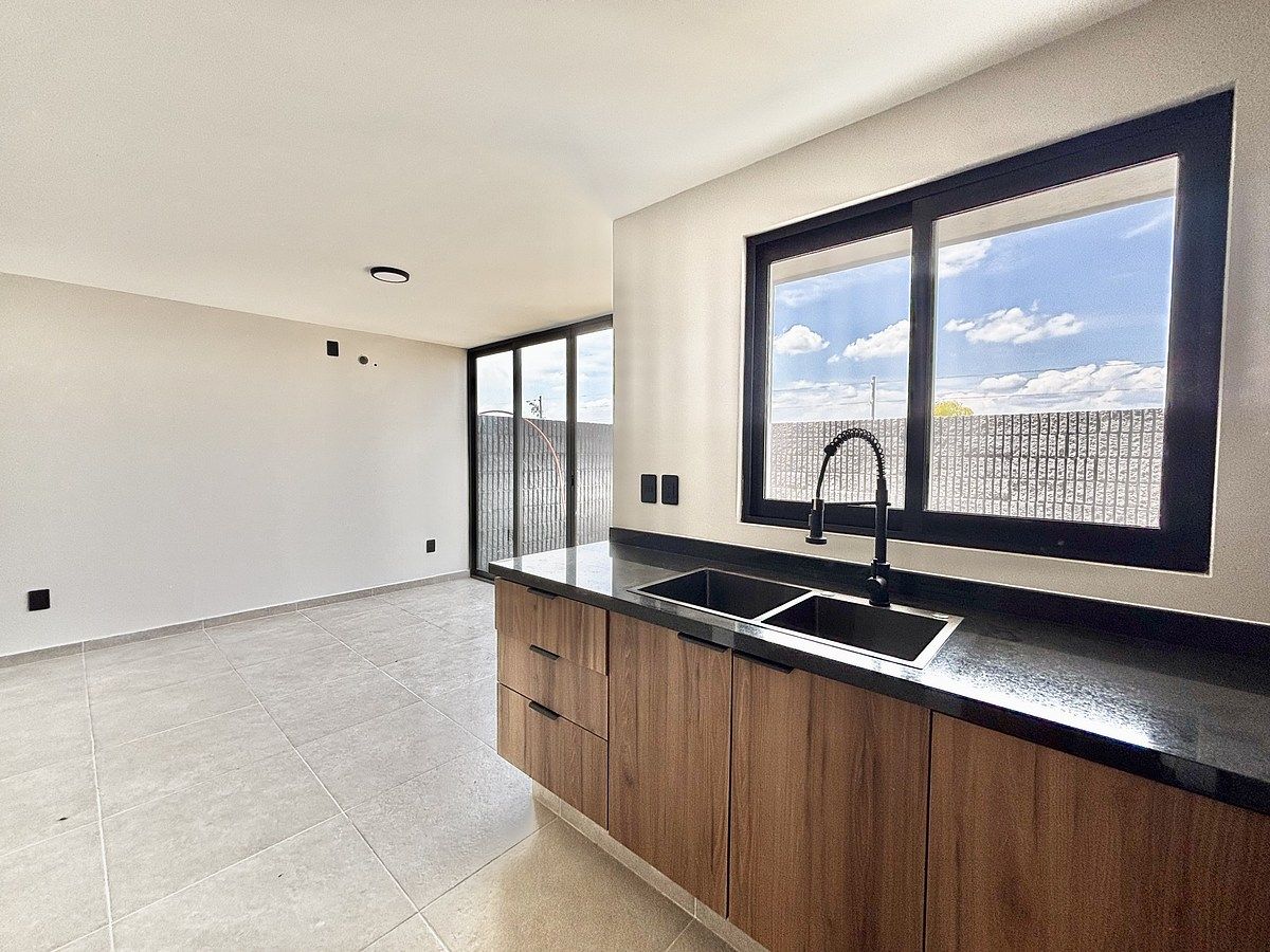 4 de 39: Cocina equipada en granito .