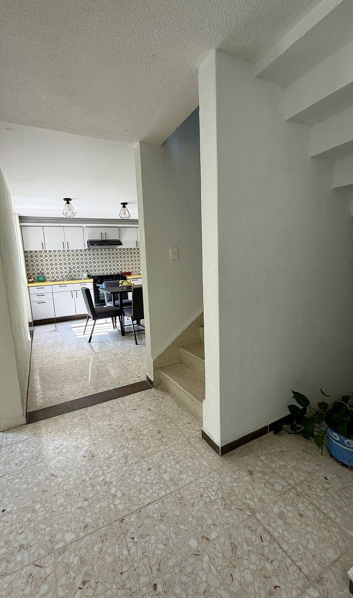 6 de 20: Pasillo para escaleras y acceso a la cocina