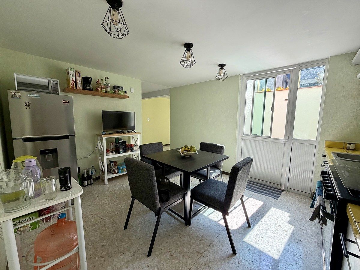 8 de 20: Cocina y acceso al patio trasero