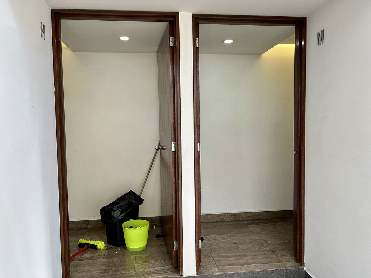 22 de 28: Vestidores y baños en áreas comunes