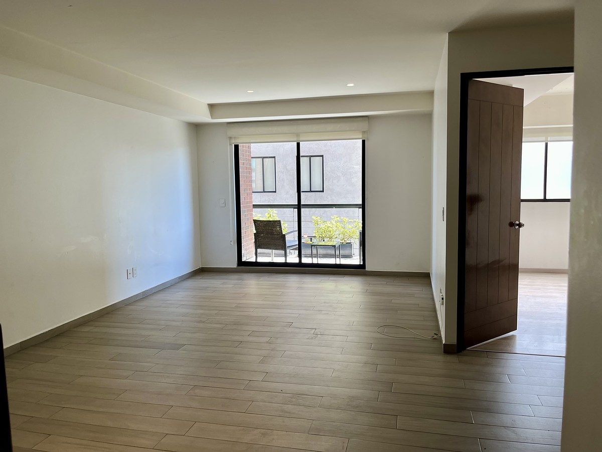 2 de 28: Estancia Sala -comedor  con vista a la terraza