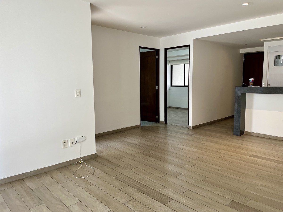 3 de 28: Vista de la estancia hacia la segunda recámara y baño social