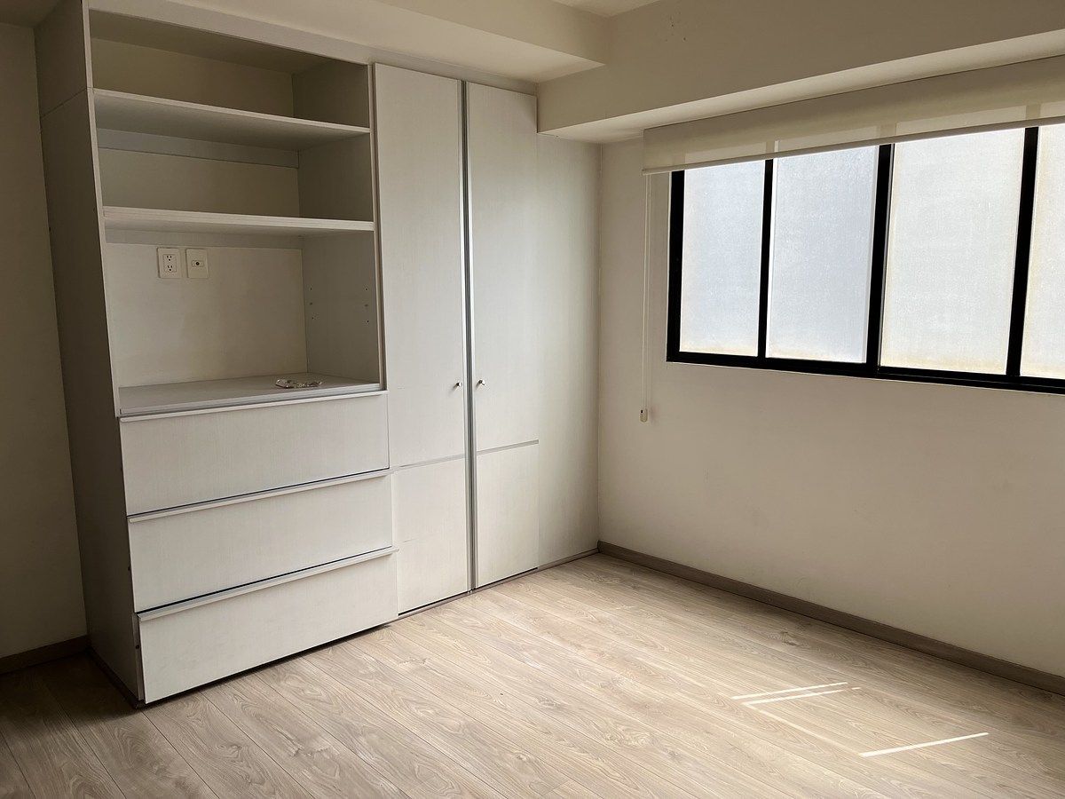 11 de 28: Recámara principal con Closet y mueble de TV
