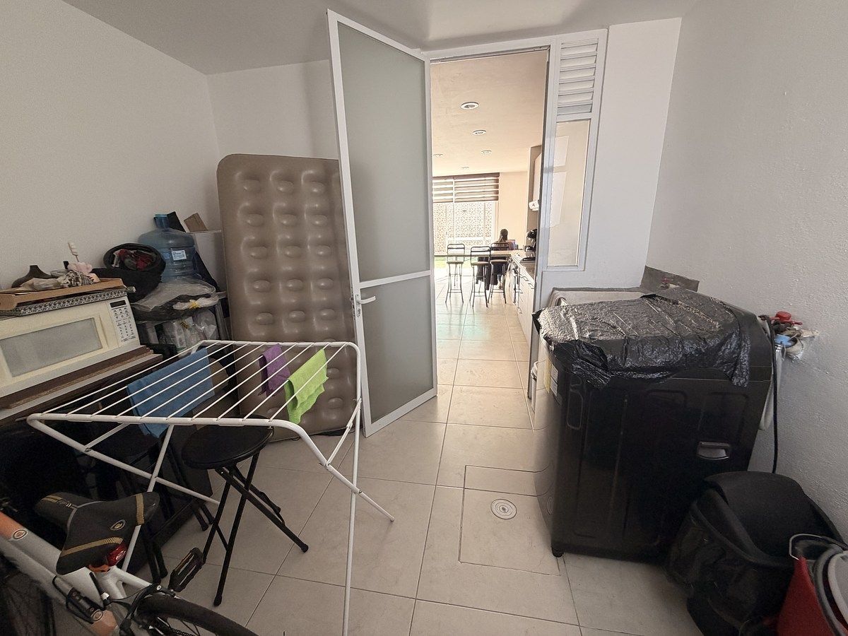 40 of 42: Cuarto de servicio