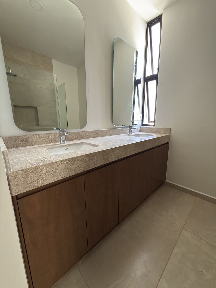 28 de 36: Baño Lavabos con espejo