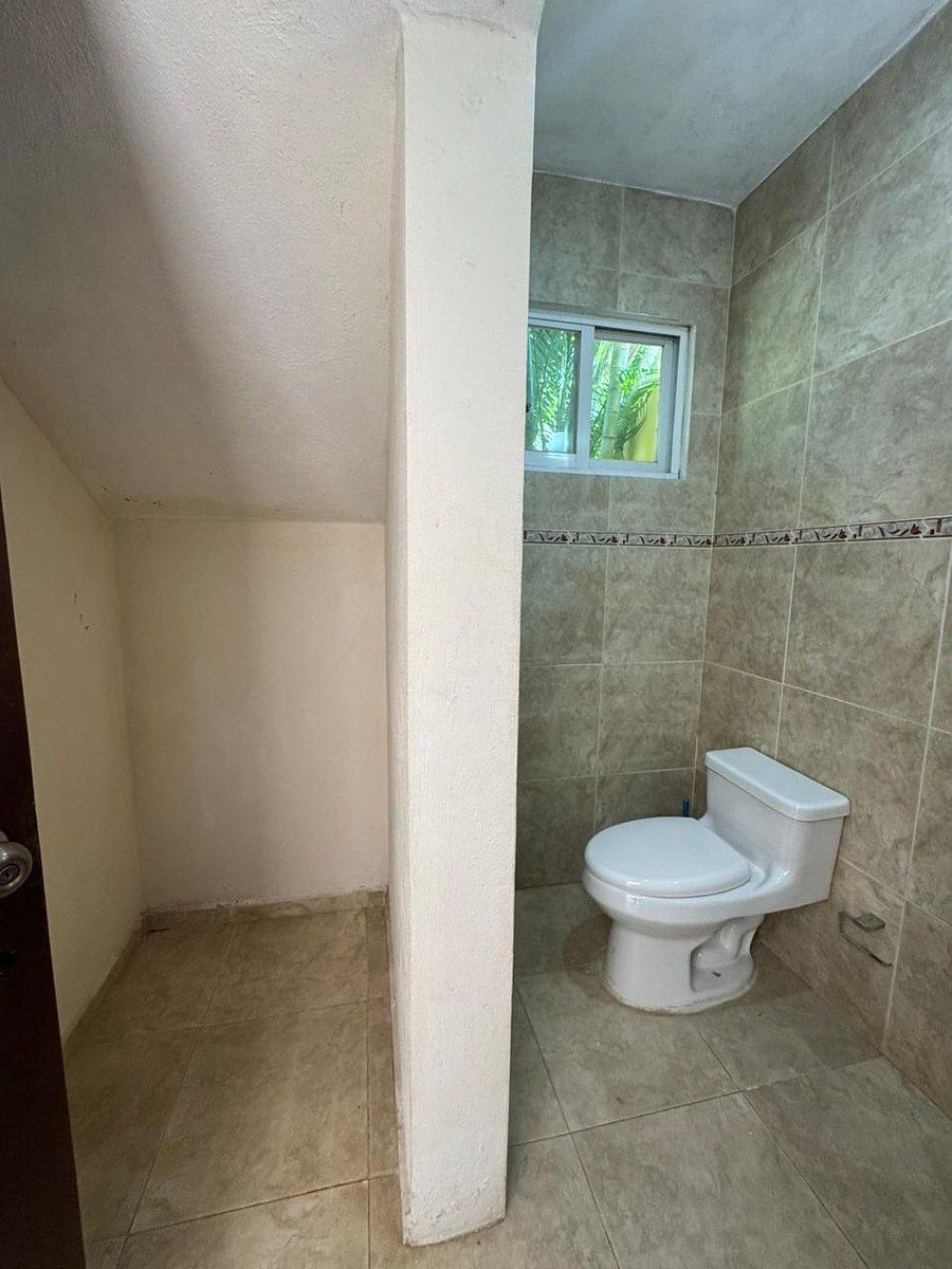 9 de 33: Medio baño de visitas