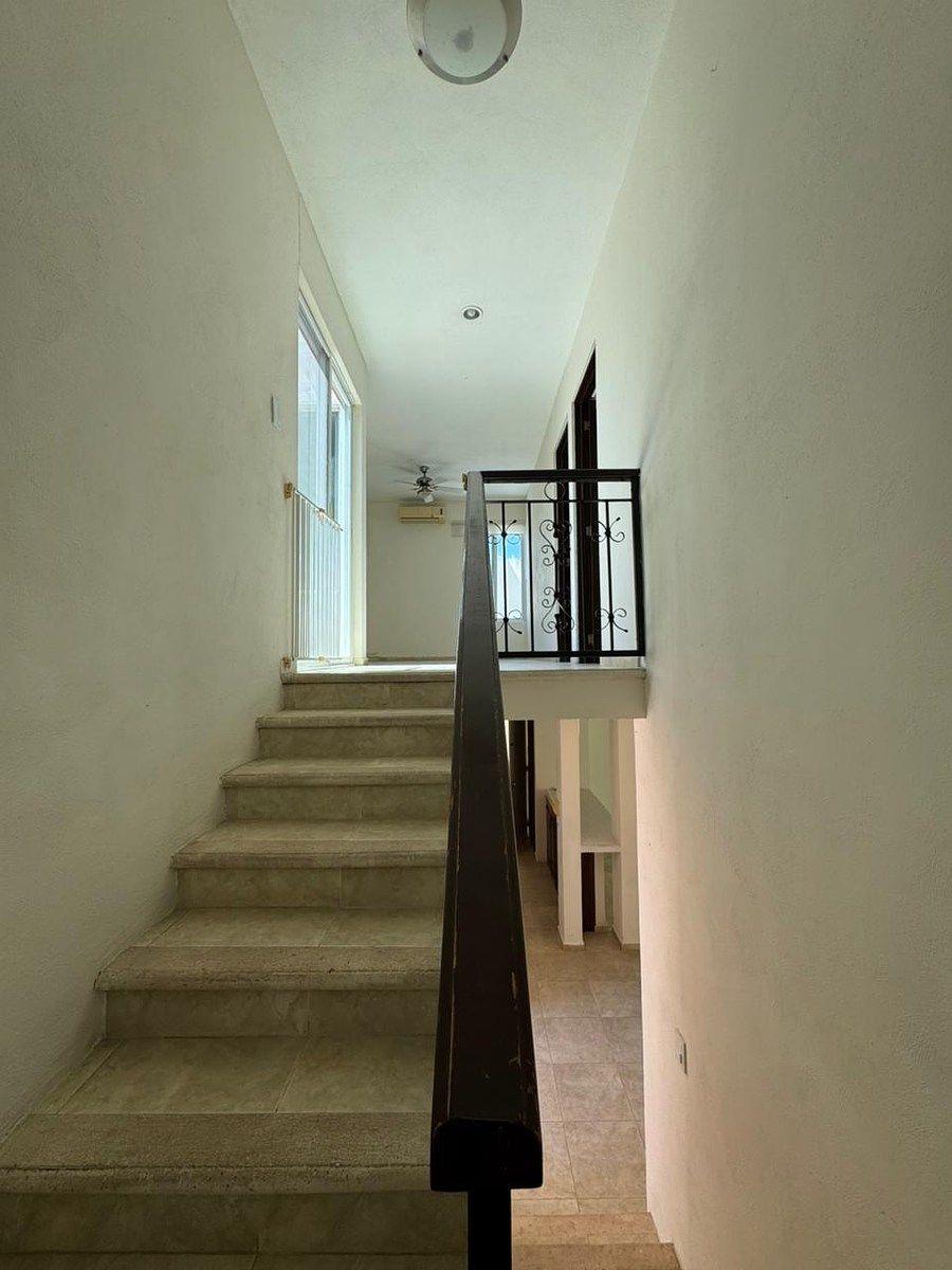 16 de 33: Escalera a planta alta