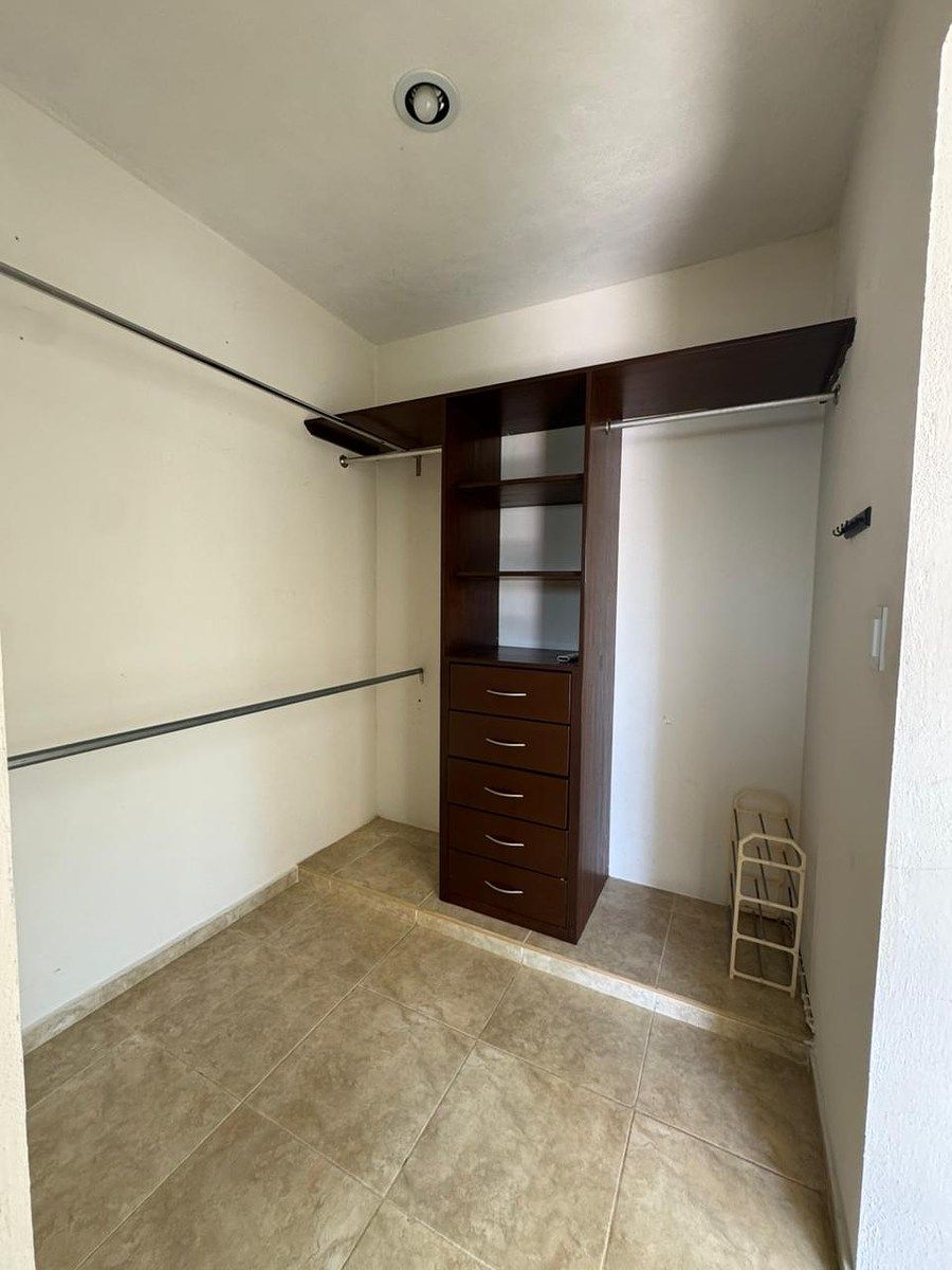 26 de 33: Closet vestidor Recámara principal