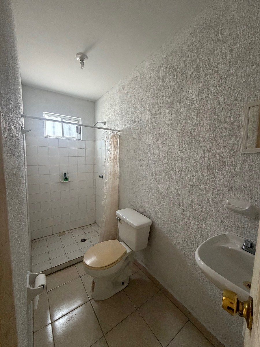 22 of 25: Baño Completo Recamara Principal