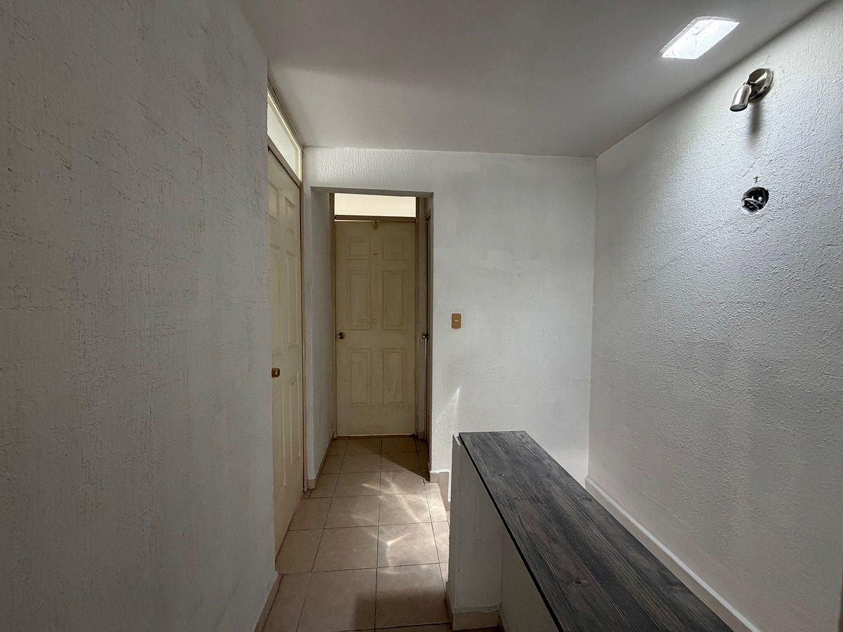 21 of 25: Hall Planta Alta