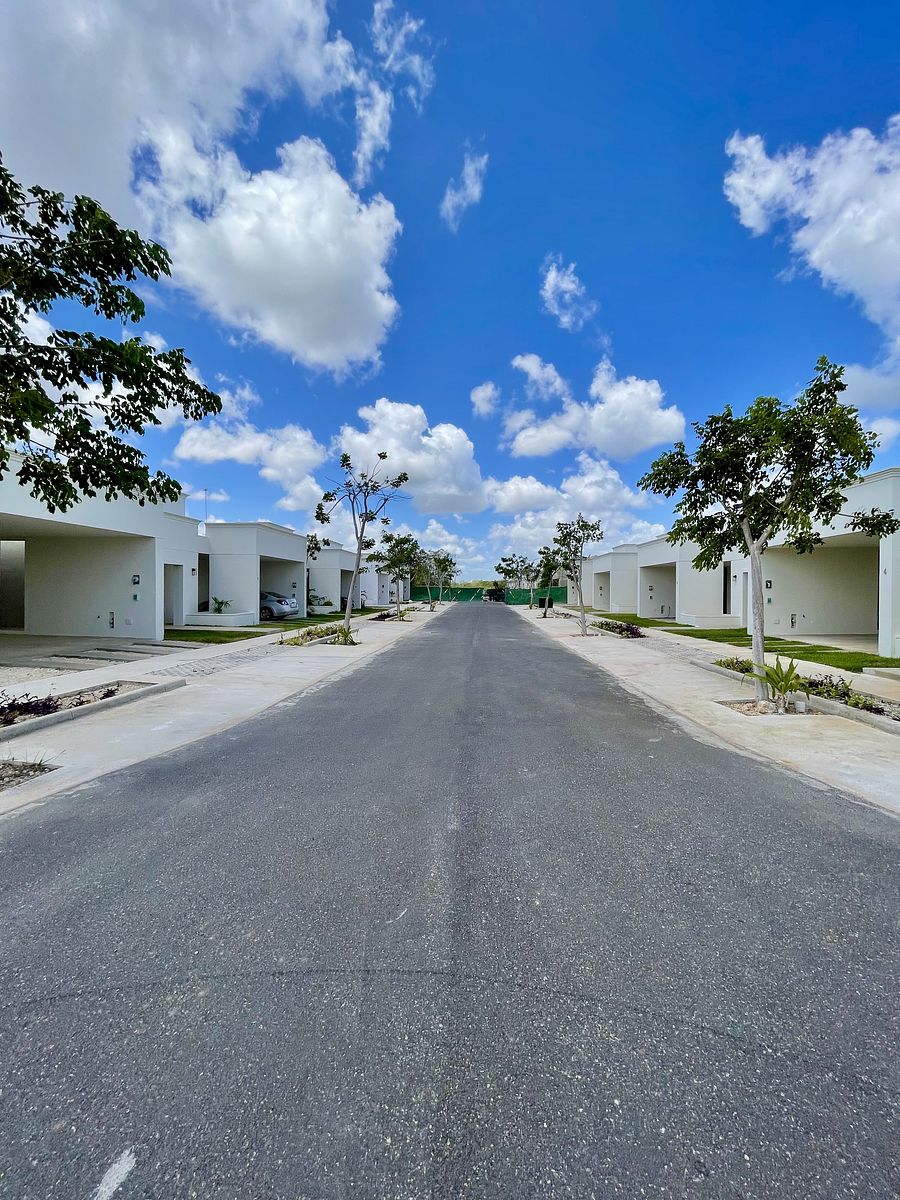 2 of 24: CALLE PRINCIPAL