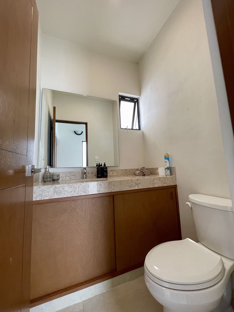 5 of 24: MEDIO BAÑO DE VISITAS