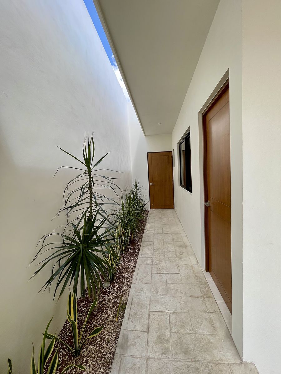 12 of 24: PASILLO HACIA CUARTO DE SERVICIO CON BAÑO