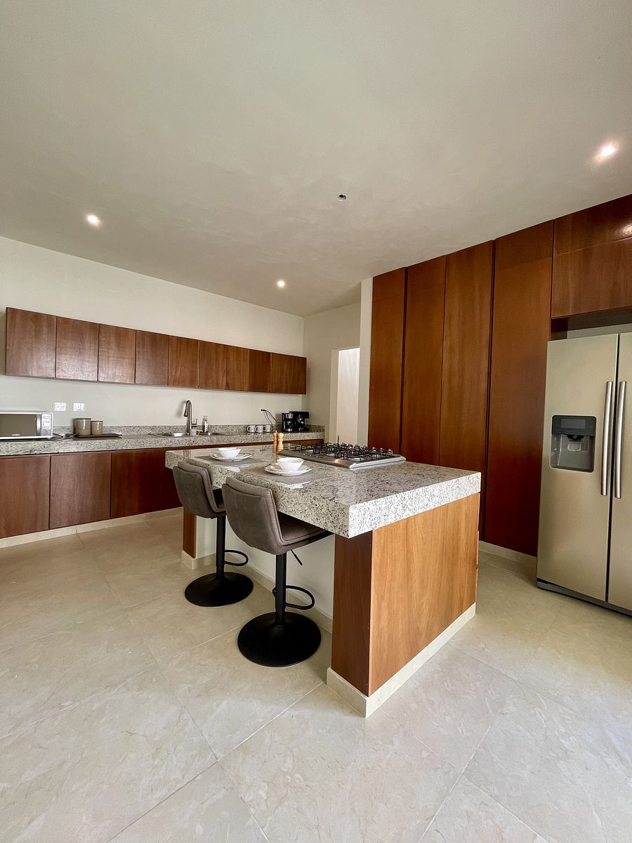 11 of 24: COCINA CON MESETA CENTRAL EN GRANITO