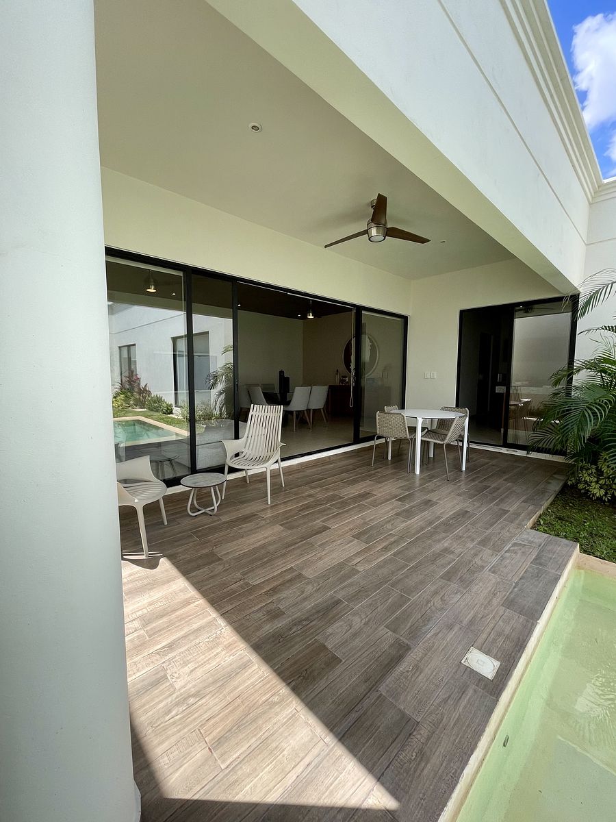 8 of 24: TERRAZA TECHADA