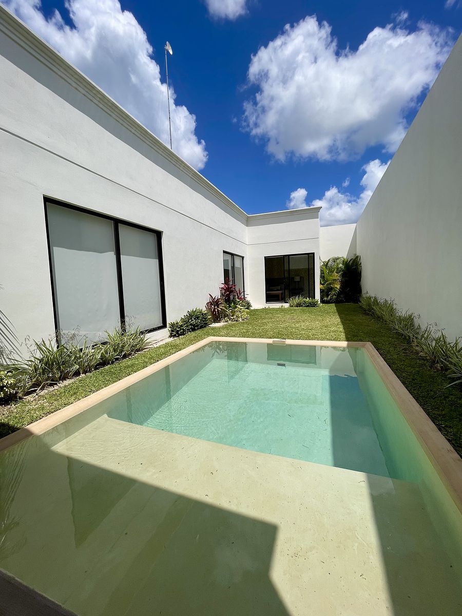 9 of 24: PISCINA Y JARDIN